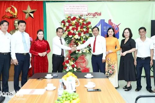 Phó bí thư Tỉnh ủy, Chủ tịch HĐND tỉnh Thái Bảo đi thăm, chúc mừng các cơ quan báo chí
