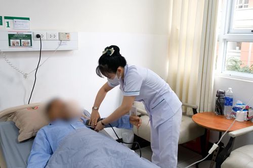 Bệnh viện Đại học Y dược Shing Mark cứu sống bệnh nhân ngưng tim, ngưng thở ngoại viện