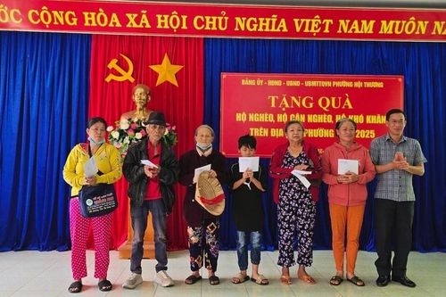 Trao 56 suất quà hỗ trợ các hộ nghèo, hộ khó khăn tại phường Hội Thương