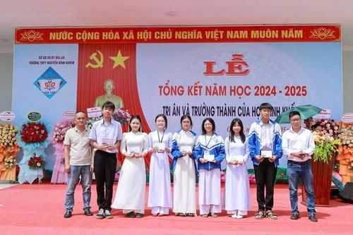 Tri ân mái trường xưa