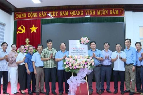 Chủ tịch UBND tỉnh Rah Lan Chung thăm, chúc mừng các cơ quan, thông tấn báo chí