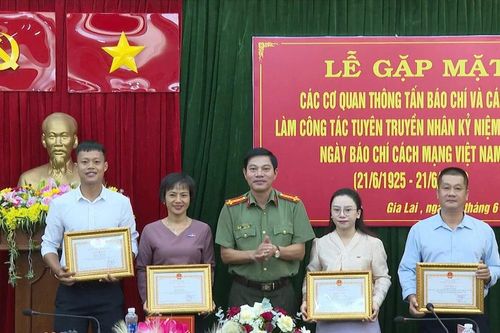 Khen thưởng 27 tập thể, cá nhân nhân dịp 100 năm Ngày Báo chí cách mạng Việt Nam