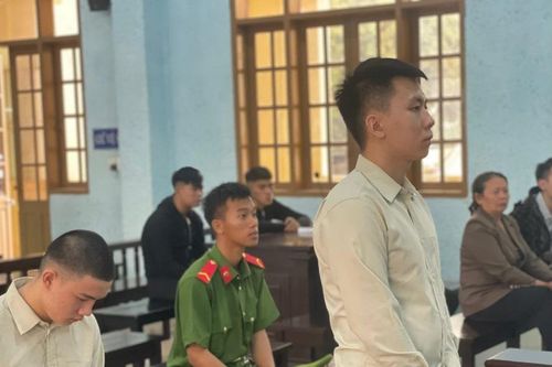 Nghĩ bị người yêu cũ nhìn đểu, nam thanh niên dùng dao đâm người