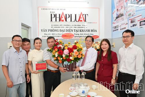 Chủ tịch UBND tỉnh Nguyễn Tấn Tuân thăm, chúc mừng các cơ quan báo chí