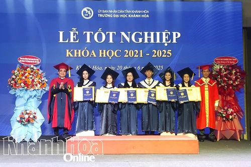Trường Đại học Khánh Hòa trao bằng tốt nghiệp cho 548 sinh viên