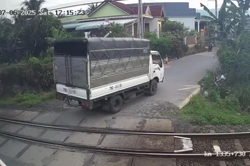 Xử lý tài xế ô tô tải vượt, tông gãy cần chắn tự động trên đường sắt