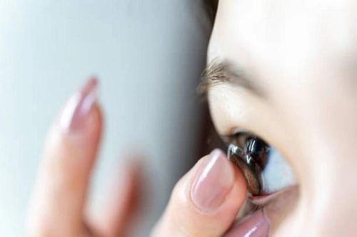 5 biến chứng nguy hiểm nếu bạn đeo kính áp tròng quá lâu