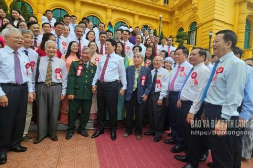 Chủ tịch nước gặp mặt người làm báo tiêu biểu