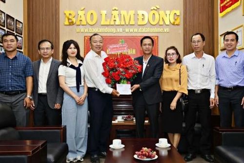 Lãnh đạo huyện Lâm Hà thăm, chúc mừng các cơ quan báo chí nhân ngày 21/6