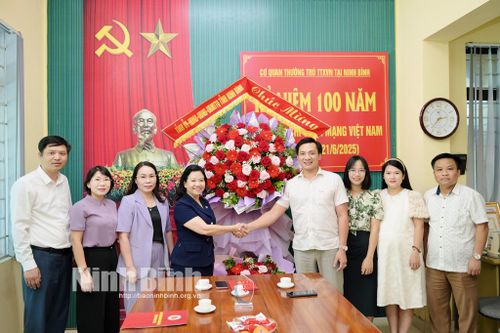 Đồng chí Trưởng Ban Tuyên giáo và Dân vận Tỉnh ủy thăm, chúc mừng nhân Ngày Báo chí Cách mạng Việt Nam