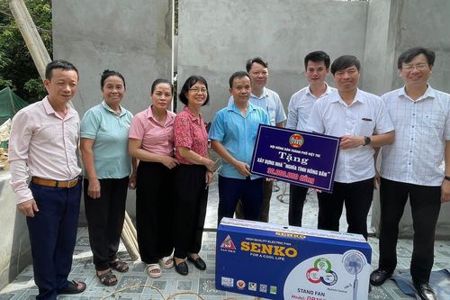 Trao nhà nghĩa tình nông dân