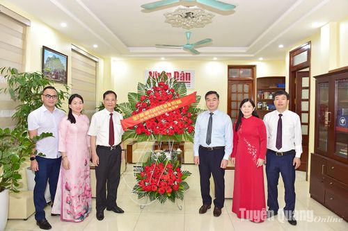 Đồng chí Phó Bí thư Tỉnh ủy Ma Thế Hồng thăm, chúc mừng cơ quan báo chí Trung ương thường trú tại Tuyên Quang
