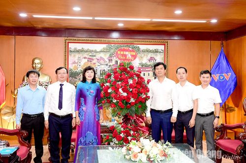 Phó Chủ tịch Thường trực HĐND tỉnh Phạm Thị Minh Xuân chúc mừng các cơ quan báo chí Trung ương