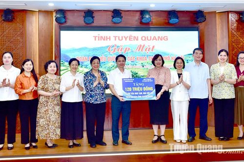 Đoàn ĐBQH thành phố Hà Nội phối hợp trao hỗ trợ xóa nhà tạm và về nguồn tại tỉnh Tuyên Quang
