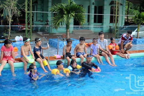 Dạy bơi miễn phí cho trẻ vùng nông thôn
