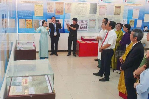 Hiểu thêm về báo chí Huế qua những hiện vật