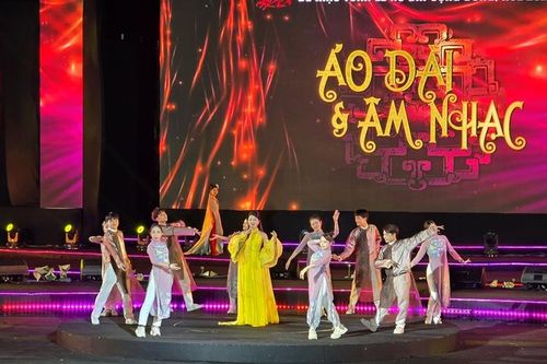 Áo dài và âm nhạc thăng hoa bên dòng Hương