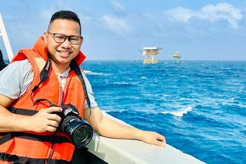 Nhà báo người Cơ Tu với tấm lòng thiện nguyện