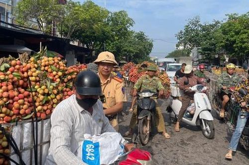 CSGT Bắc Giang căng mình bảo đảm an toàn giao thông, hỗ trợ người dân tiêu thụ vải thiều