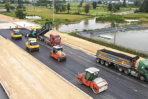 Phơi lưng đội nắng, chạy nước rút trên dự án đường 740 tỷ đồng ở Nghệ An