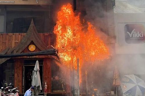 Cháy cột điện ở trung tâm TP.HCM, nhiều người tháo chạy