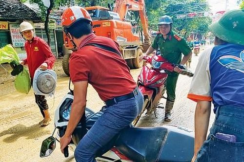 Tác nghiệp trong nước mắt ở Làng Nủ