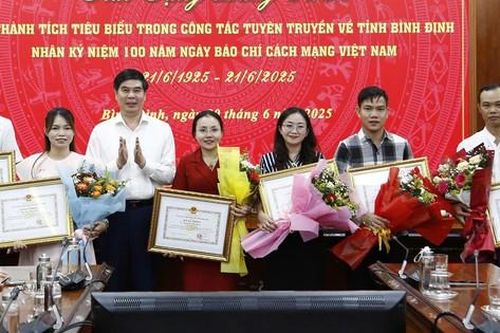 Phóng viên Báo Xây dựng nhận bằng khen và giải báo chí tỉnh Bình Định