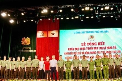 7.588 CBCS Công an Thủ đô hoàn thành khóa học, được công nhận đạt chuẩn về kỹ năng số