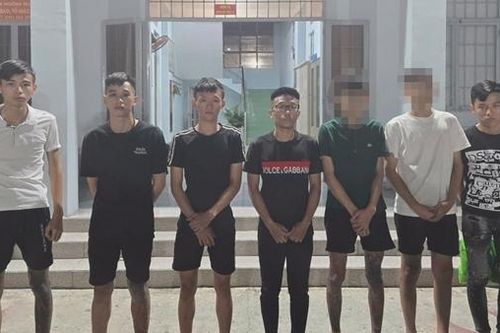 Mẹ bị đánh, nam thanh niên nhờ đồng bọn mang hung khí đi trả thù
