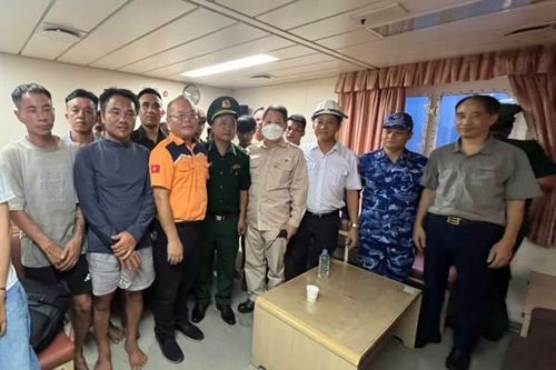 Cứu sống 11 ngư dân đắm tàu trên vùng biển Hải Phòng