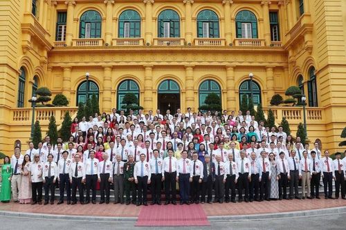 Chủ tịch nước Lương Cường gặp mặt các nhà báo tiêu biểu toàn quốc