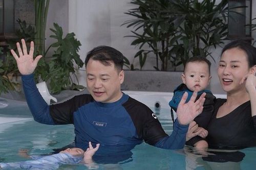 Phương Oanh - Shark Bình khoe cặp song sinh hơn 1 tuổi đã biết nổi trên mặt nước, quý tử Jimmy bản lĩnh hệt bố