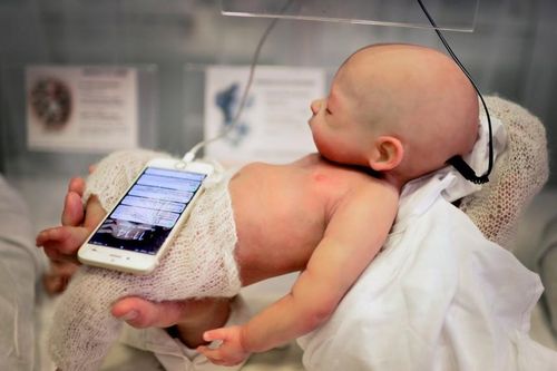 Cơn sốt búp bê giống hệt trẻ sơ sinh gây tranh cãi khi có người đưa 'đứa trẻ' đi khám như người thật
