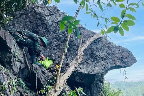 Quảng Bình: Hủy nổ an toàn khối đá 'treo' lơ lửng phía sau bản