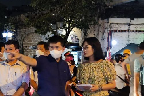 Phía sau những bài báo...