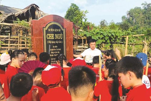 Dấu chân Cứu Quốc