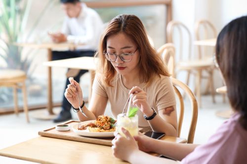 Bữa trưa 150.000 đồng làm khó dân công sở 'khu đất vàng' TP.HCM