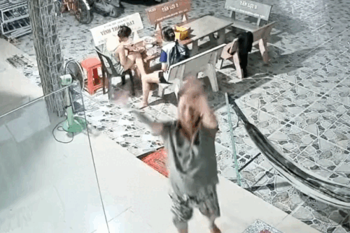 Cha nhảy múa, vẫy tay rối rít khi nghe tiếng con gái gọi qua camera