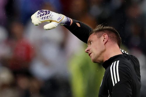 Ter Stegen sụp đổ