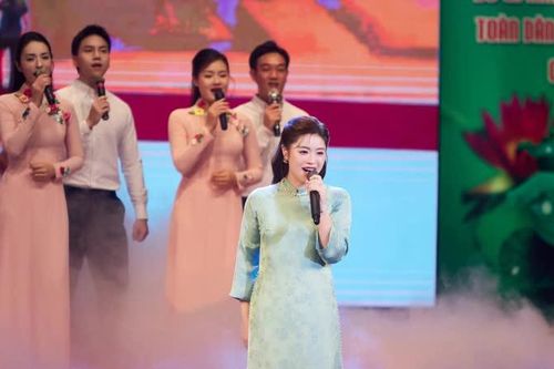 Sao mai Nguyễn Thu Hằng hát mừng kỷ niệm 100 năm Ngày Báo chí Cách mạng Việt Nam