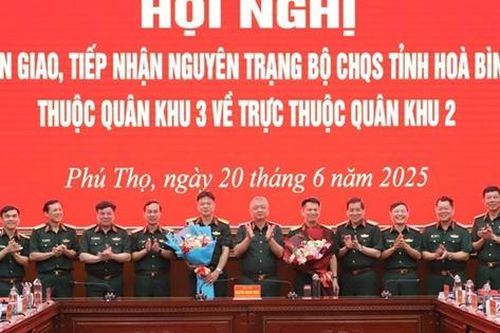 Bàn giao nguyên trạng Bộ Chỉ huy Quân sự tỉnh Hòa Bình về Quân khu 2