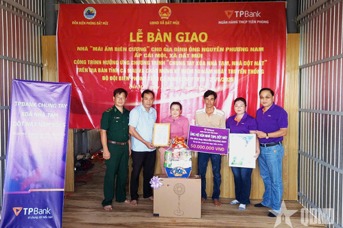 Đồn Biên phòng Đất Mũi (Cà Mau) bàn giao 2 căn nhà 'Mái ấm biên cương' tặng người nghèo
