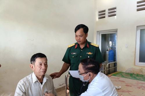 Trung đoàn 726: Khám bệnh và trao quà tặng các gia đình chính sách trên địa bàn biên giới
