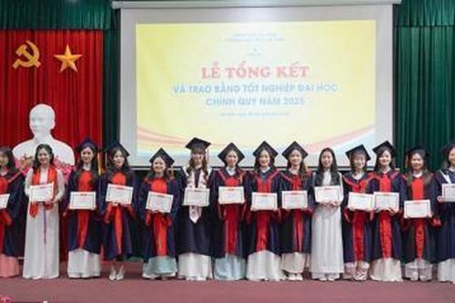 Đại học Hà Tĩnh trao bằng tốt nghiệp cho 389 sinh viên