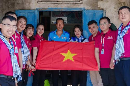 Tuổi trẻ TPHCM ứng dụng công nghệ, viết tiếp câu chuyện hòa bình tại đảo Phú Quý