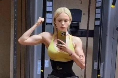 Sau 10 năm tập luyện, 'búp bê Barbie sống' cơ bắp cuồn cuộn