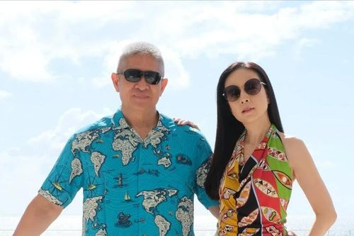 Nữ tỷ phú Madam Pang khoe dáng nuột nà bên chồng