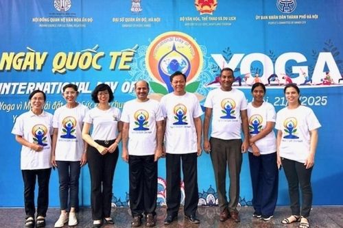 Hình ảnh những lớp học Yoga đông đảo học viên đã trở nên quen thuộc và gần gũi với người dân Việt Nam