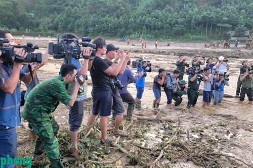 Nhà báo quân hàm xanh ghi tên mình nơi gian khó của Tổ quốc