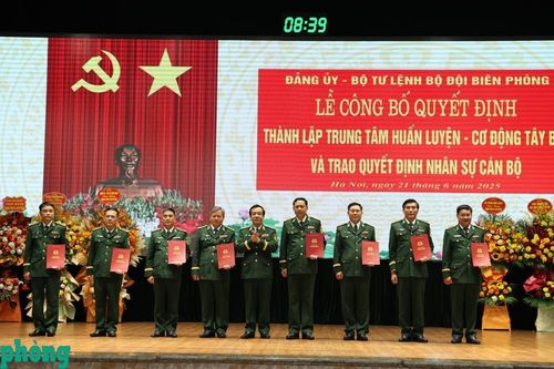 Công bố quyết định giải thể Bộ Chỉ huy BĐBP các tỉnh, thành phố; thành lập Trung tâm Huấn luyện - Cơ động Tây Bắc